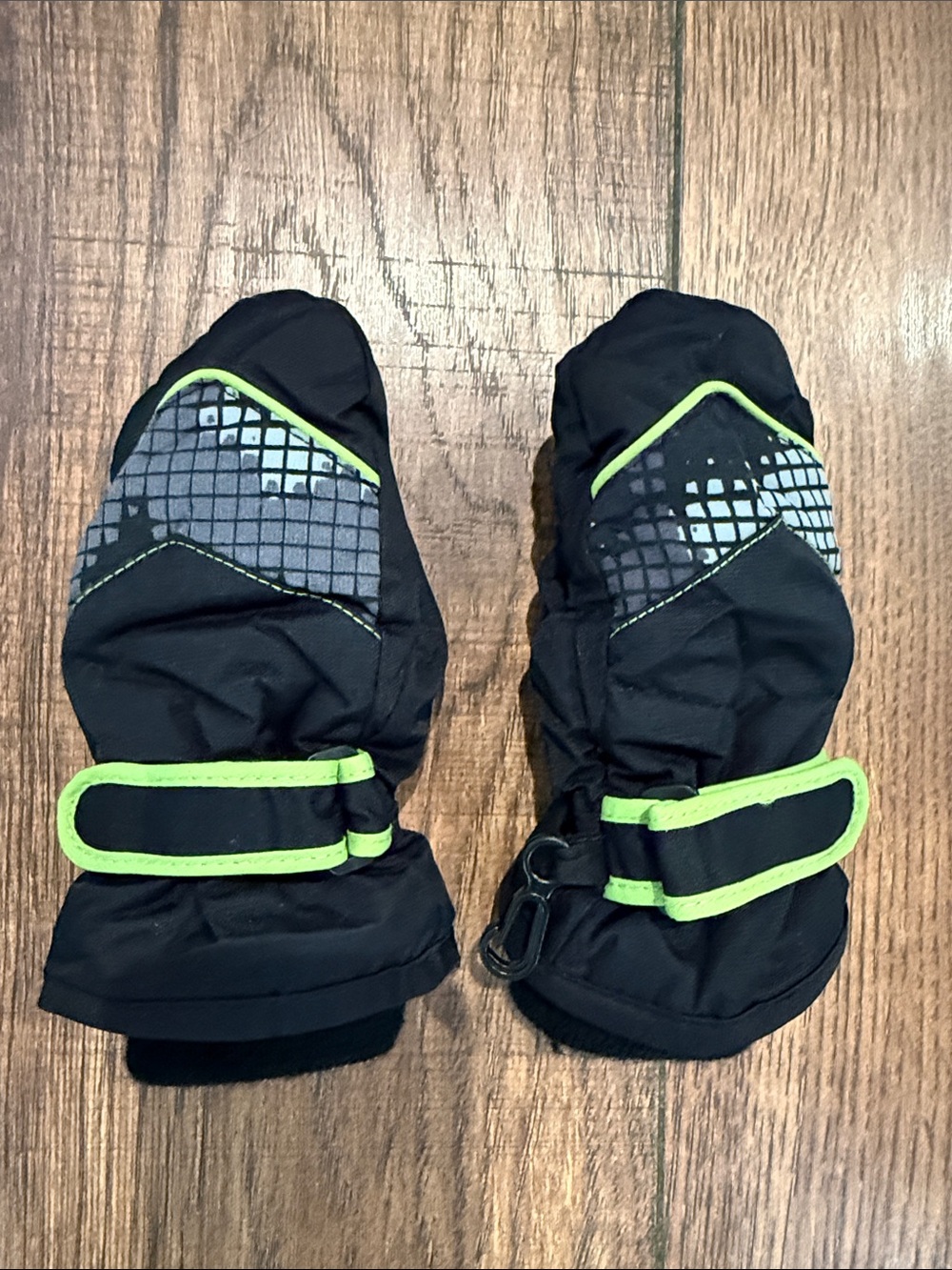 The Children's Place Black Ski Mittens with Neon Green Accents
